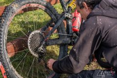 Smarowanie napędu przy bacówce na Krawcowym Wierchu (wieczorem udało się zmyć nieco błota)