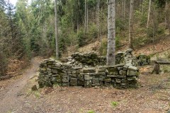 Pozostałości po kamiennym szałasie przy szlaku pod Wielką Cisową Grapą