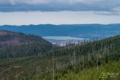 Jezioro Żywieckie, w tle Beskid Mały