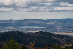 Jezioro Żywieckie, w tle Beskid Mały