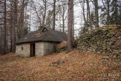 Kamienne szałasy w okolicy Przykrzycy