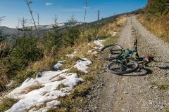 Podjazd na Skrzyczne drogą szutrową z doliny Zimnika