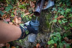 Źródło w połowie  czerwonego szlaku na Leskowiec