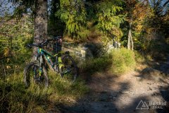 Na czerwonym szlaku pomiędzy Leskowcem a Łamaną Skałą