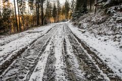 Szutrowy podjazd z Sopotni Wielkiej do zielonego szlaku na Halę Miziową